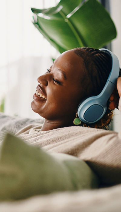 Une femme écoutant de la musique